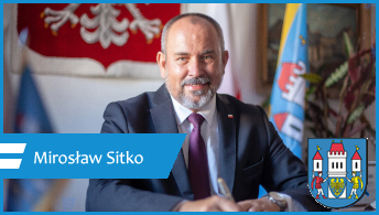 Burmistrz Miasta Skoczowa Mirosław Sitko wiedzący przy biurku w swoim gabinecie