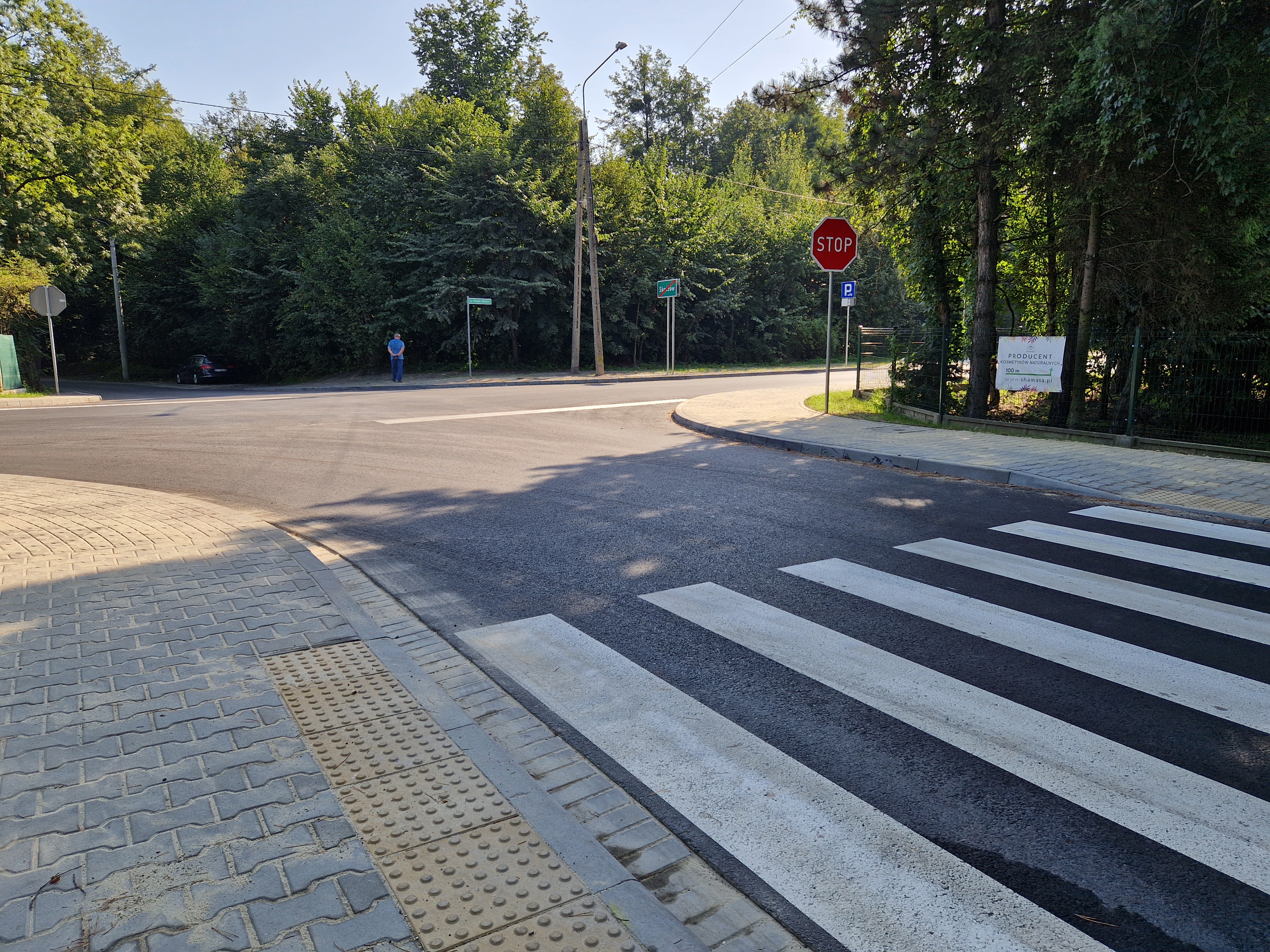 Przejście dla pieszych na skrzyżowaniu ulic przy granicy Skoczowa i Harbutowic.